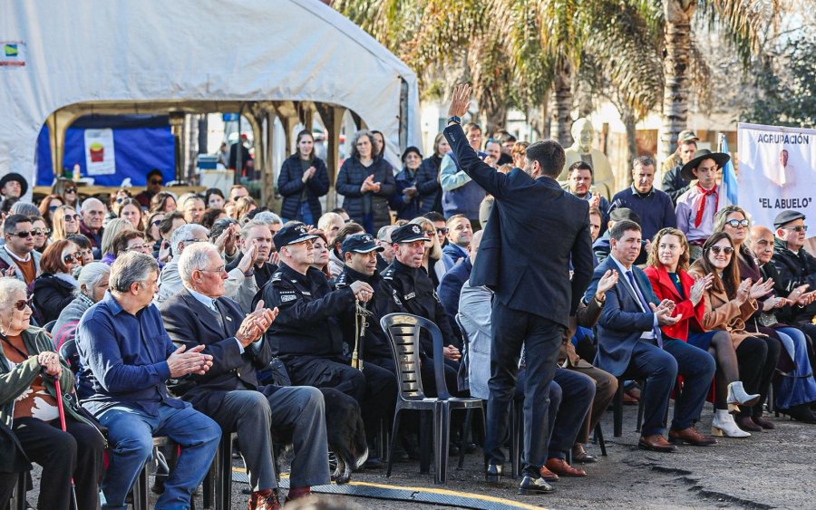 Pullaro saluda al p&uacute;blico en San Jer&oacute;nimo del Sauce. (FOTO SCS)