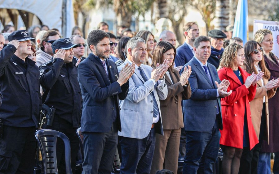 El gobernador Maximiliano Pullaro, el presidente comunal Daniel R&iacute;os, la presidenta de la C&aacute;mara de Diputados, Clara Garc&iacute;a y el senador provincial, Rub&eacute;n Pirola. (FOTO SCS)