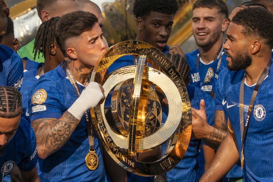 Enzo levantó el trofeo como capitán de Chelsea.