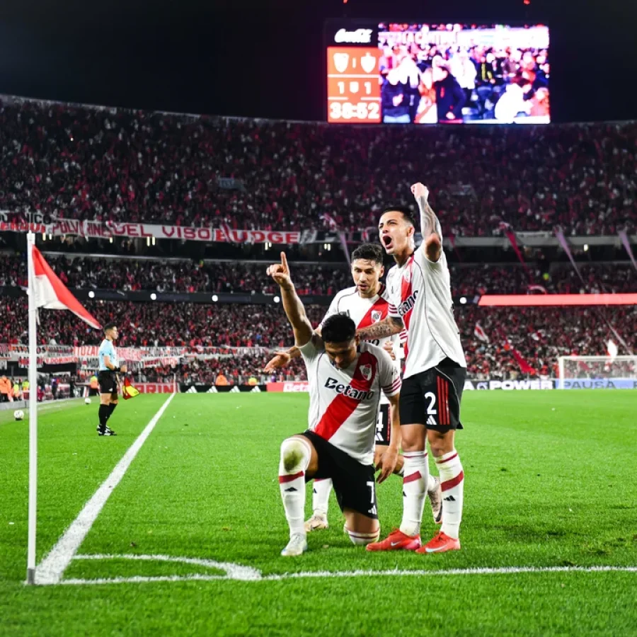 Maximiliano Salas, en pleno festejo de cara a la gente de River.