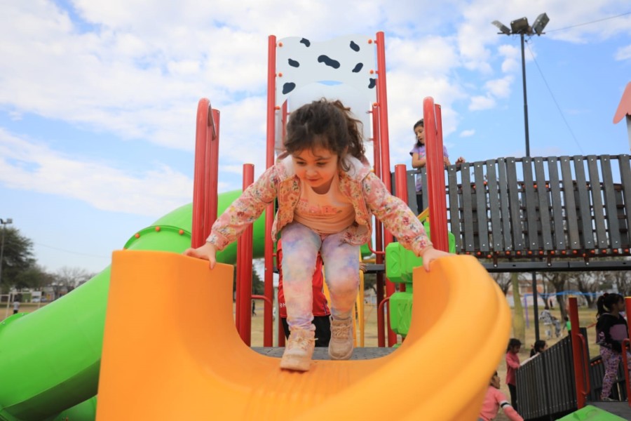 La Municipalidad de Rafaela recibió una nueva entrega de juegos que serán destinados a 22 plazas de la ciudad.