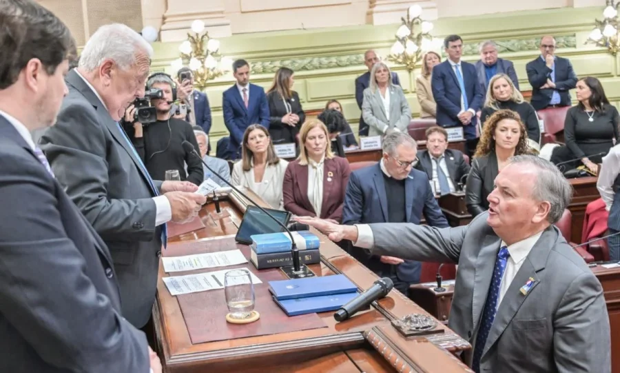 Felipe Michlig al prestar juramento como convencional. (PRENSA CONVENCIÓN)