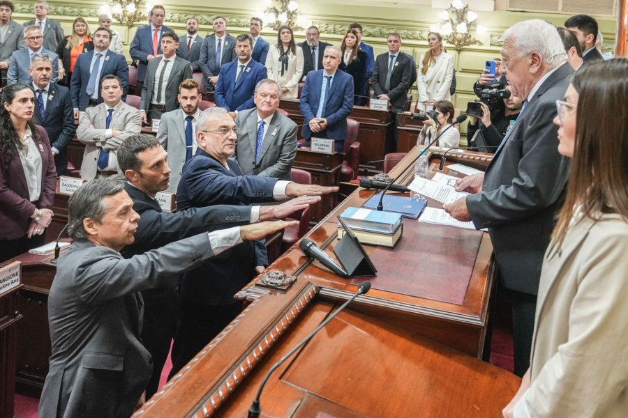 Osvaldo Sosa al tomar juramento a convencionales del PJ, entre ellos Alcides Calvo y Diego Giuliano. (PRENSA CONVENCI&Oacute;N)