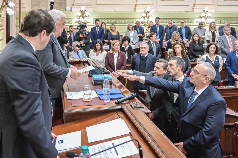 Alcides Calvo en el momento de la jura como convencional constituyente en la Legislatura santafesina.