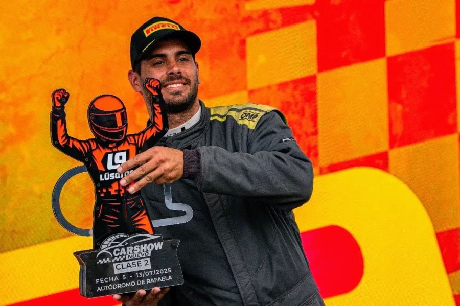 Matías Cantarini festeja en el podio su victoria en la final de la Clase 2.