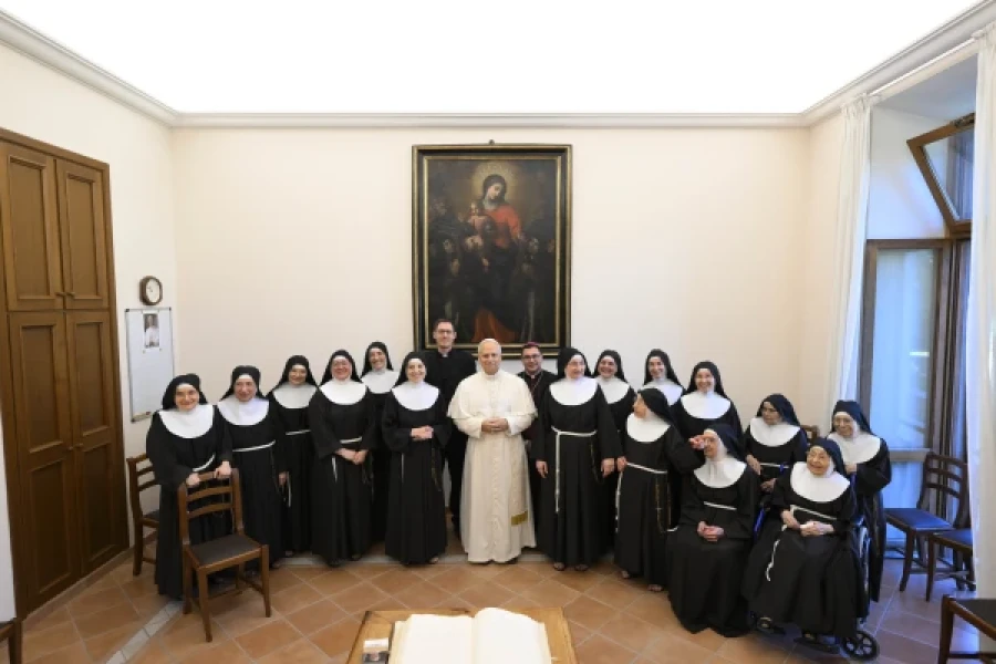 El papa Le&oacute;n XIV hoy, junto a las clarisas.