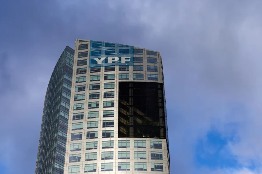 Argentina busca suspender el fallo que ordenó ceder el 51% de las acciones de YPF a beneficiarios.