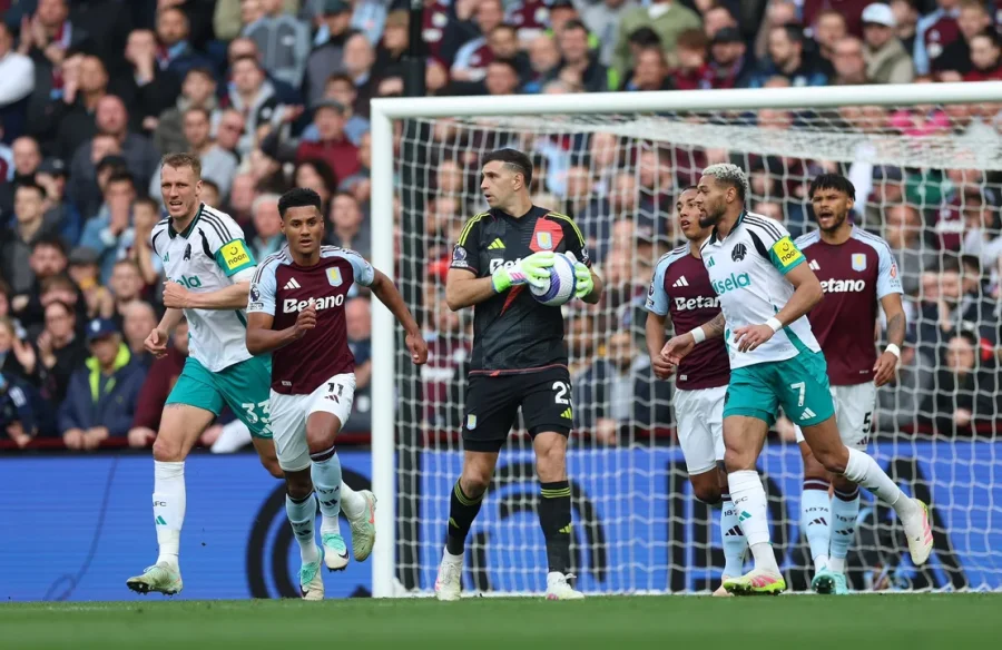 El "Dibu" Martínez jugando para el Aston Villa, club que podría dejar para unirse al Manchester United.
