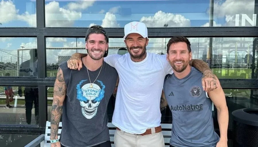 TODO LISTO. De Paul, junto a Beckham y Messi, en una visita a Miami.