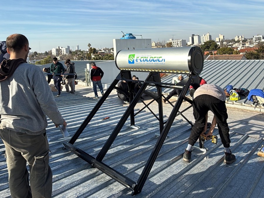 La acción fue realizada por los participantes del curso de colectores solares y paneles fotovoltaicos.