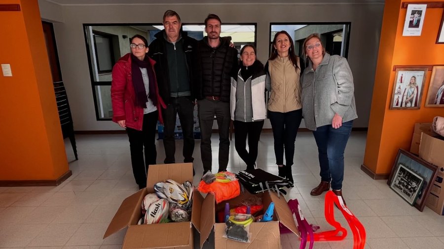 Autoridades, beneficiarios y los elementos entregados.