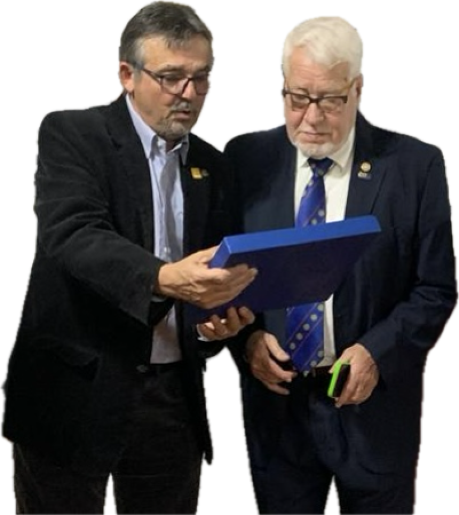 RECONOCIMIENTO. Orlando Calvo y Henry Van der Spoel al brindar un galard&oacute;n al din&aacute;mico y perseverante rotario.