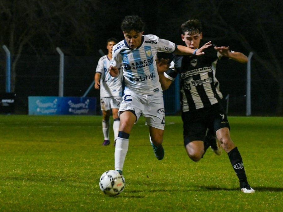 UNO DE LOS QUE QUIERE FESTEJAR. Atlético, tras ganarle a Aldao, jugará en Villa Rosas.