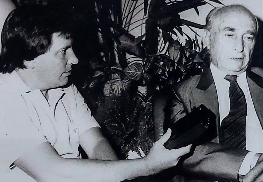 EN RAFAELA. El autor de la nota en una entrevista realizada con Juan Manuel Fangio.