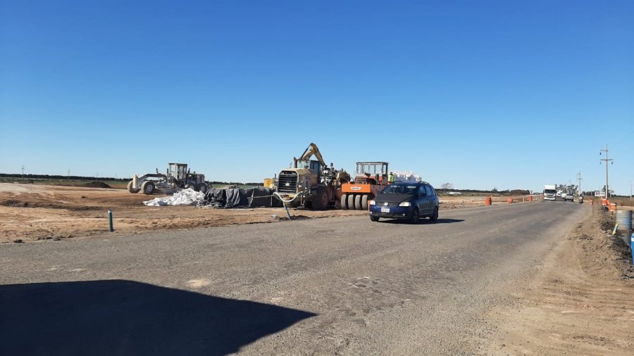 RETIRADA. La constructora se llevaba bolsas con materiales y maquinaria vial.