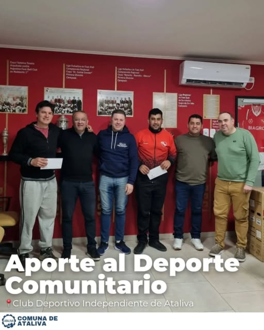Beneficiarios posando con el Presidente Comunal tras la entrega.