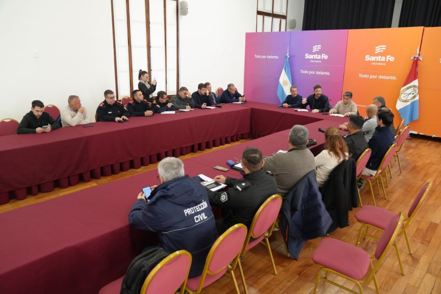 Funcionarios de distintos organismos del Estado provincial durante la reuni&oacute;n en Rosario. (FOTO SCS)