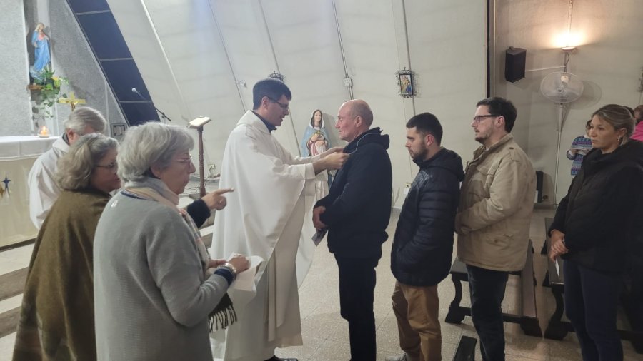 El Padre Alejandro Sola presidi&oacute; la celebraci&oacute;n.