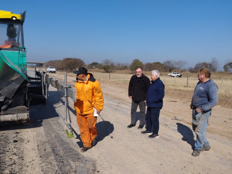 El intendente, Oscar Martínez, estuvo presente en el inicio de obra.