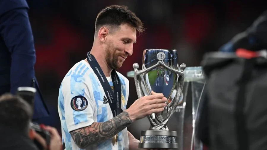 PUEDE REPETIRSE. Lionel Messi cuando Argentina ganó el trofeo en 2022.