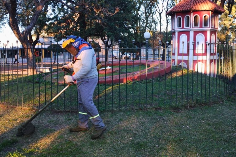 TAREAS DE MEJORAS. Se trabaja en la Plaza 25 de Mayo, Av. Santa Fe y Plaza Malvinas Argentinas.