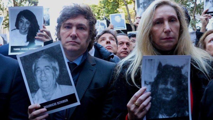 JUNTO A SU HERMANA. El Presidente Milei estuvo presente en el acto por los 31 años del atentado terrorista a la AMIA, acompañado por la Secretaria General de la Presidencia.