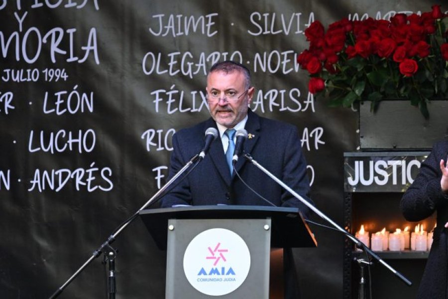 ACTO CENTRAL. Osvaldo  Armoza, el presidente de la AMIA, durante la ceremonia de este jueves donde se recordó a las víctimas del atentado en nuestro país en 1994.