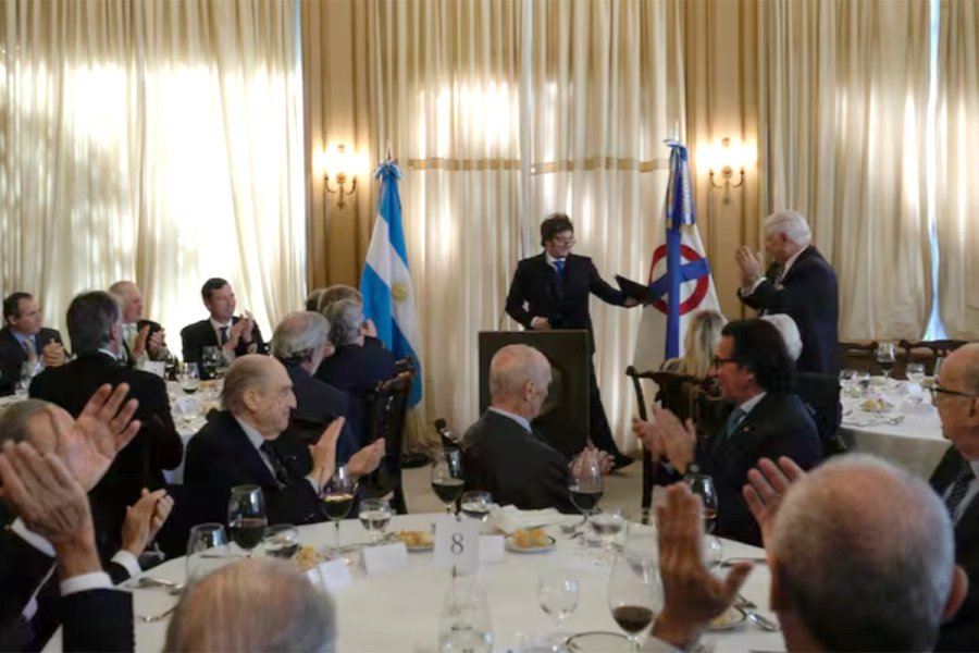 EN EL JOCKEY CLUB. Milei volvió a cuestionar a las provincias y dijo que hay gobernadores “perversos”.