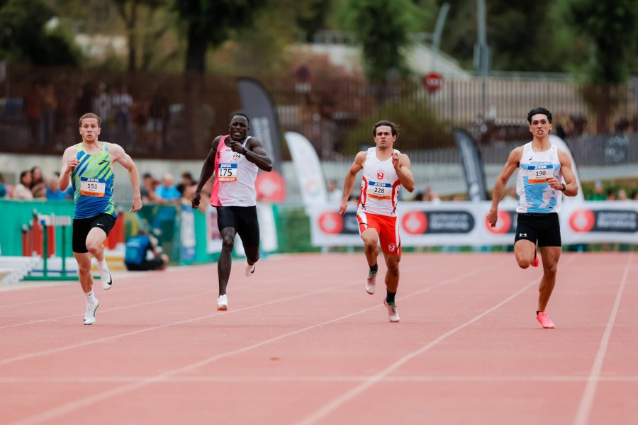 A FONDO. Tomy, en el extremo derecho durante la competencia.