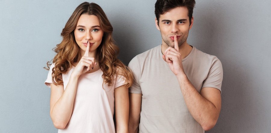 NI NOVIOS NI AMIGOS. Ese ser mitológico que combina la confianza de la amistad con los beneficios del derecho de admisión... a un roce prohibido.