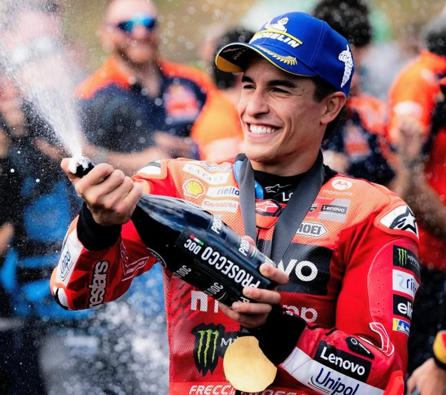 Marc Márquez festeja con su medalla y el champán en Brno.