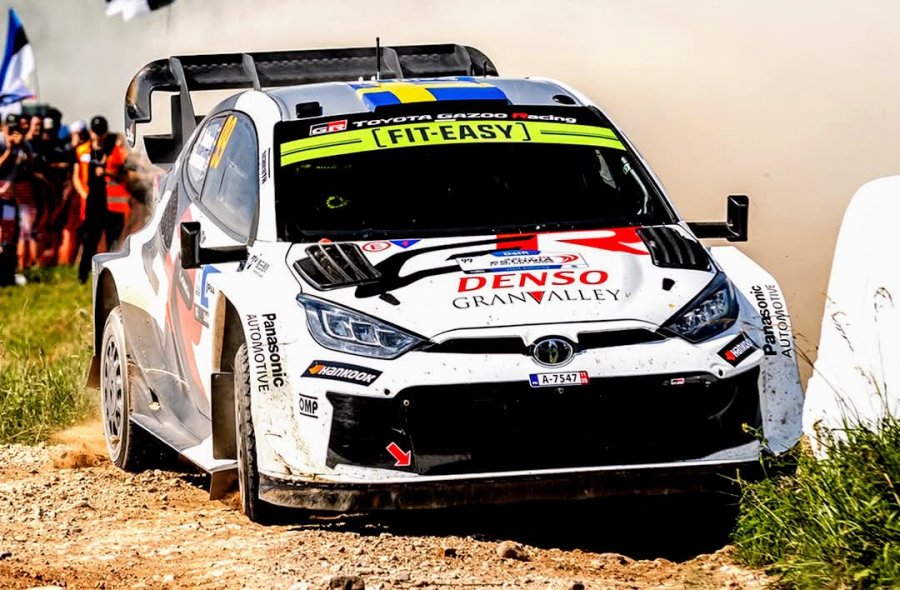 Oliver Solberg está liderando en su debut con el Toyota Yaris en Estonia.