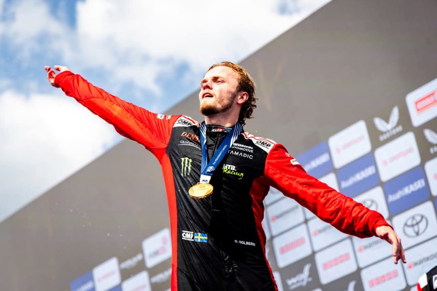 Oliver Solberg festeja su primera victoria en el Rally de Estonia.