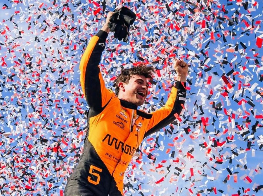 El mexicano festeja en el podio de de Toronto.