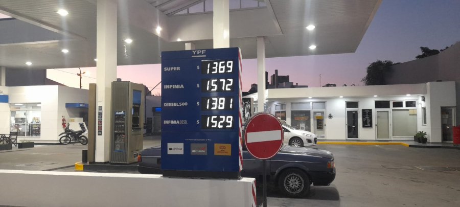 NUEVAS TARIFAS. Desde este domingo, YPF aumentó los precios de sus combustibles en todo el país.