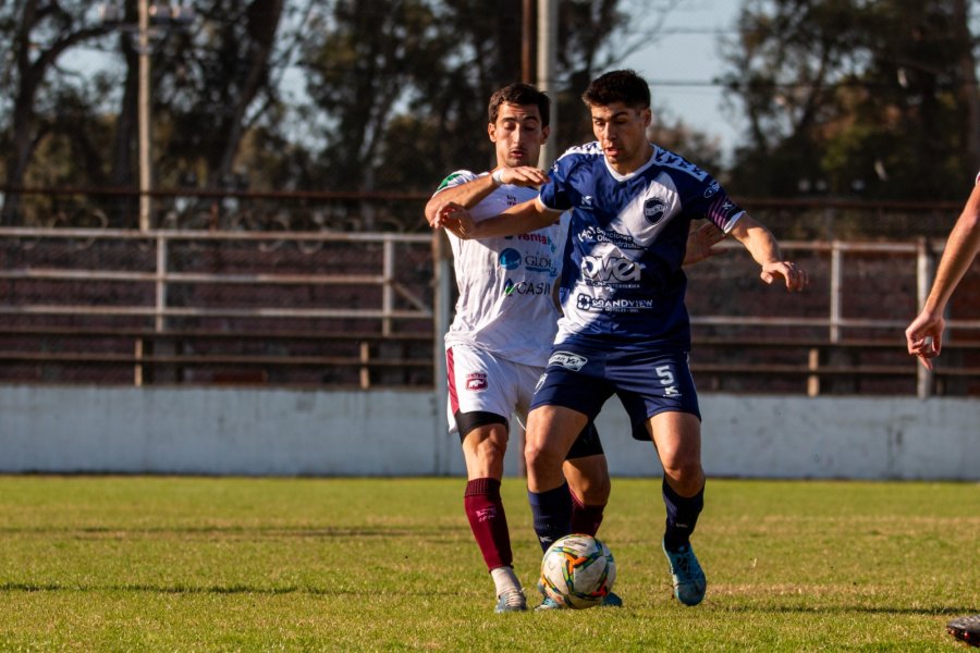 VOLANTE. Leandro Sola aguantando la pelota ante la presión de un rival.