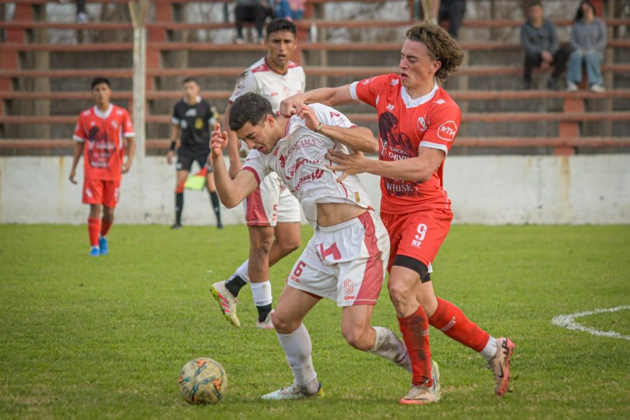 DEFENSOR. Androetto soporta la presión de un rival.