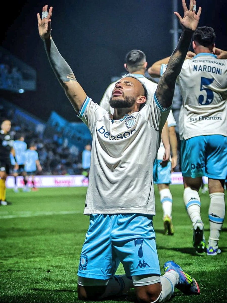 VERGARA CELEBRA EL TANTO DE LA VICTORIA DE RACING EN CÓRDOBA