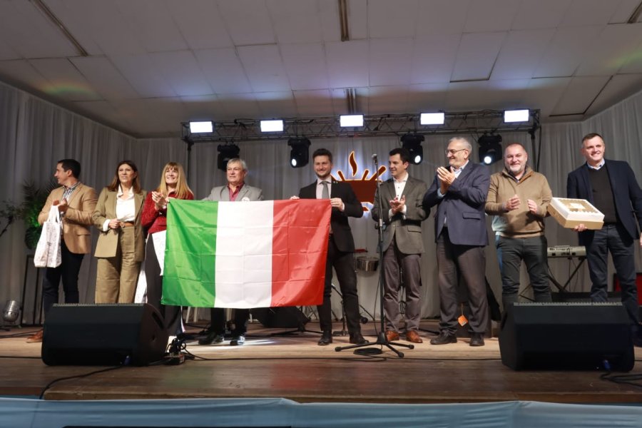 El cónsul italiano entregando la Bandera de Italia junto a las demás autoridades.
