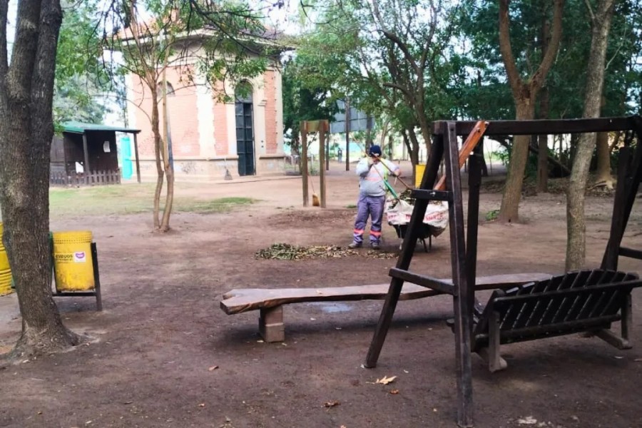 Equipos municipales también desarrollan tareas de limpieza y mantenimiento en otros puntos clave de la ciudad.