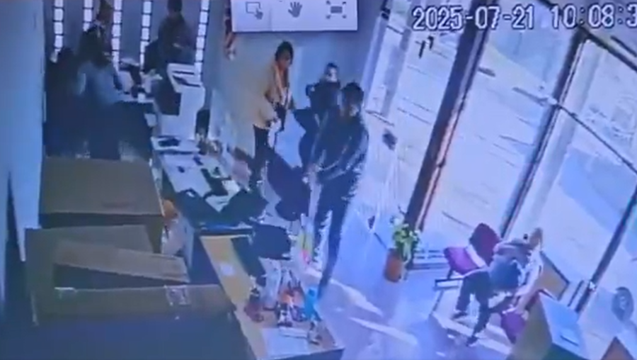 Fuera de control, un hombre causó destrozos en la Sucursal de la EPE en San Jorge.