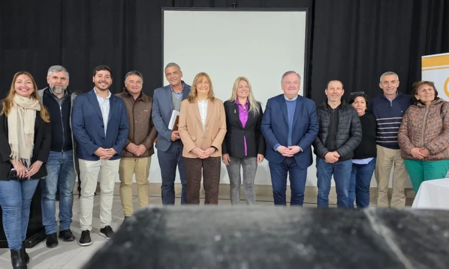 El grupo que participó de la apertura de ofertas.