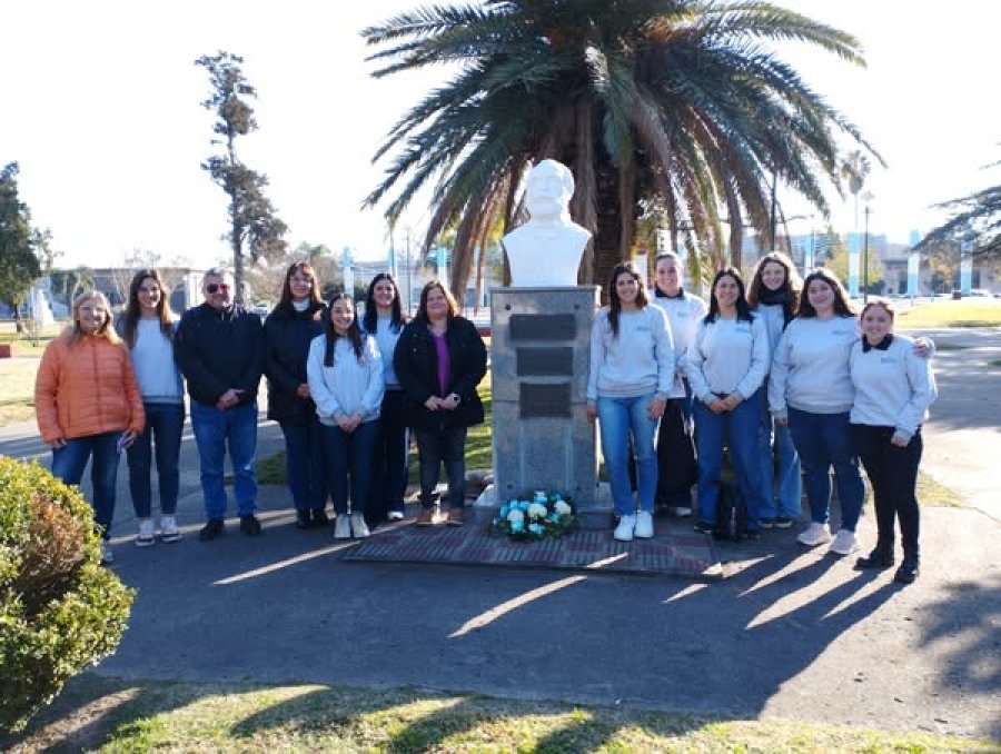Tributaron un homenaje ante el busto del fundador.