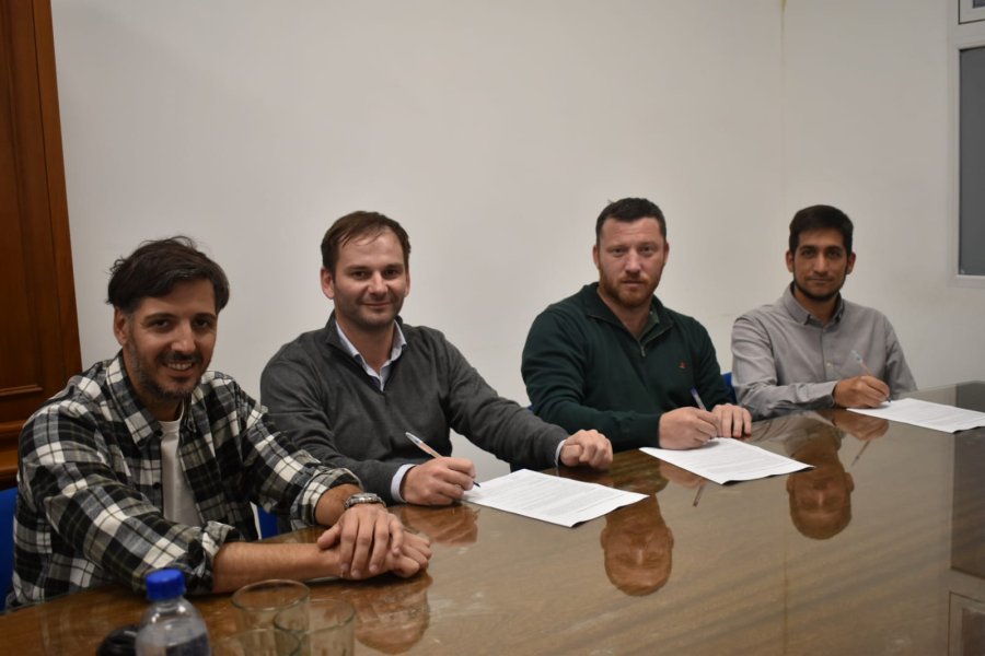 Carlos Martino Navarro, Ezequiel Inwinkelried, Francisco Paravano y Joaquín Tita durante la firma del convenio en la sede de Atlético de Rafaela.