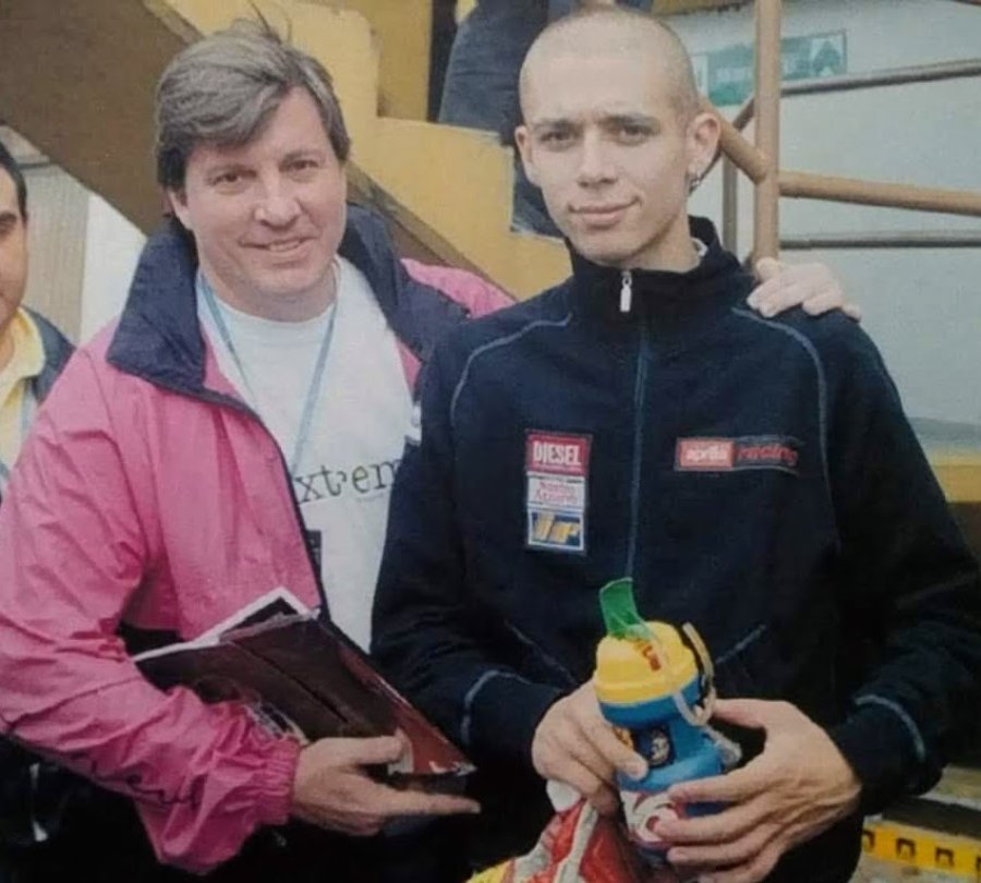 Valentino Rossi y el enviado de LA OPINIÓN en la temporada 1999.