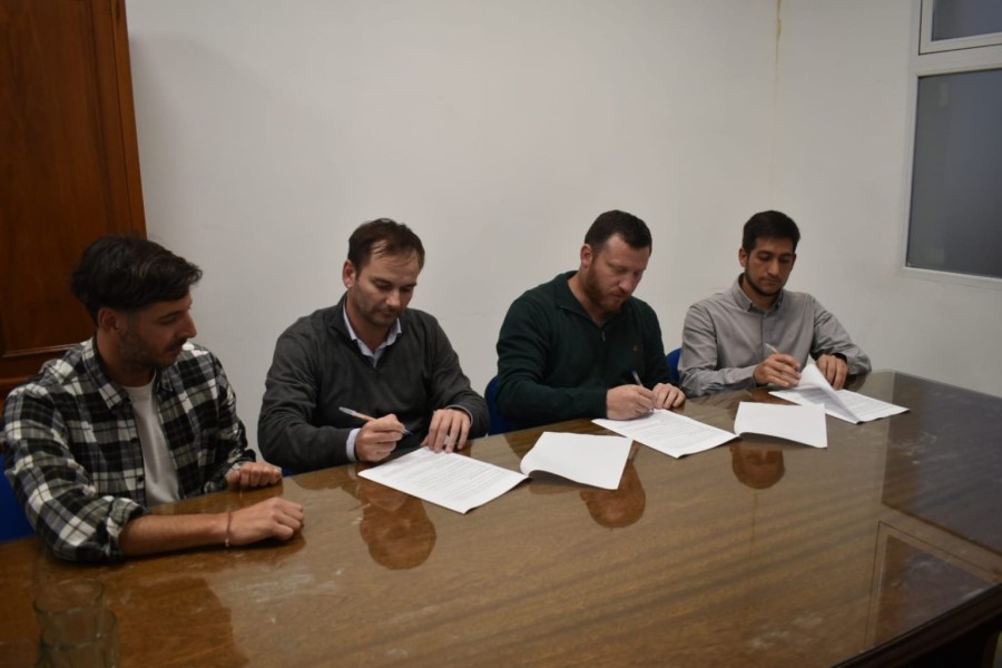 Representantes de Atl&eacute;tico y de Sanatorio Nosti al firmar las distintas copas del acuerdo de cooperaci&oacute;n institucional. (FOTO PRENSA AR)