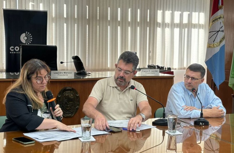 La subsecretaria de Auditoría, Evaluación y Transparencia, el secretario de Gobierno Germán Bottero y el presidente del Concejo, Lisandro Mársico.