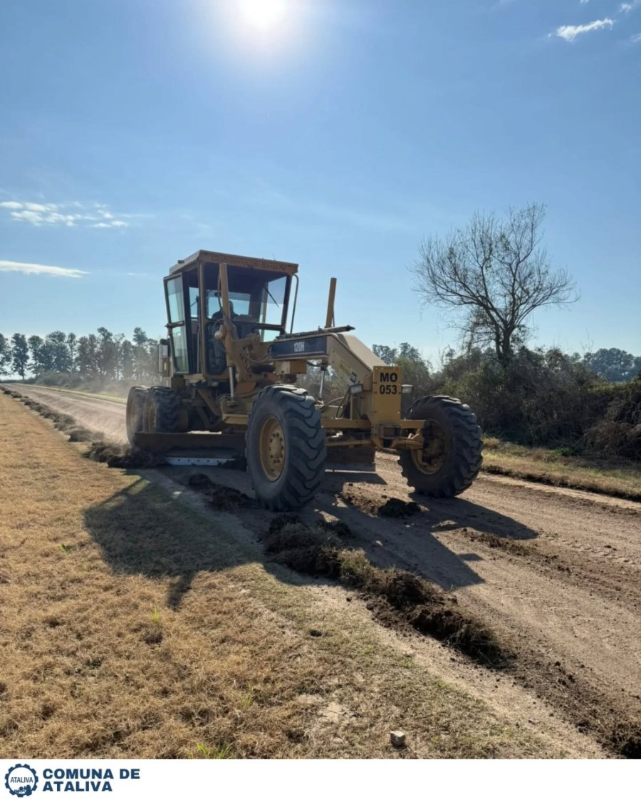 Maquinaria de la Comuna laborando en el camino.
