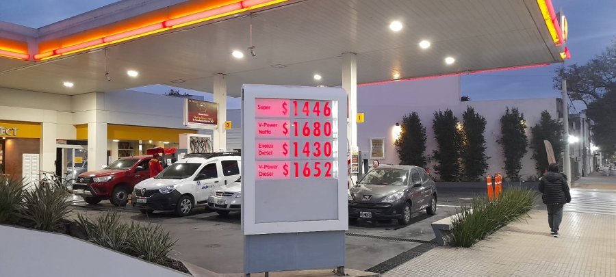 OTRO AJUSTE, Y VAN...Al igual que YPF, la petrolera Shell subió el precio de sus naftas desde este martes.