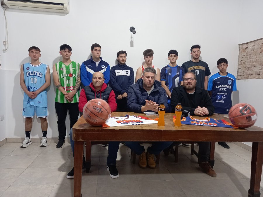 TODO LISTO. Los dirigentes Kidonakis, Pronotti y Bergesio junto a los jugadores.